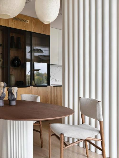 Заказчица - юрист с сдержанным характером - обратилась в студию Design is Fine, чтобы превратить квартиру в пространство покоя и восстановления. 02