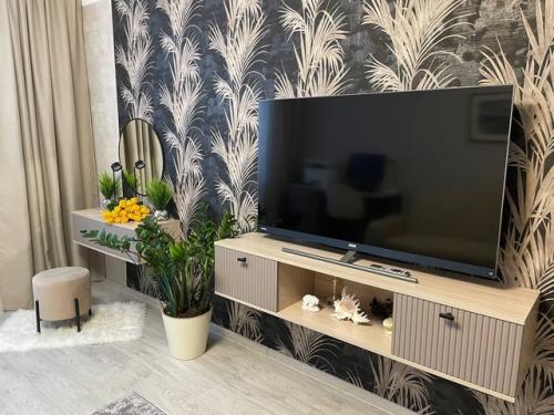 Татьяна!  Вы главное украшение вашего дома, а компания прогресс просто добавили красивую мебель! 05