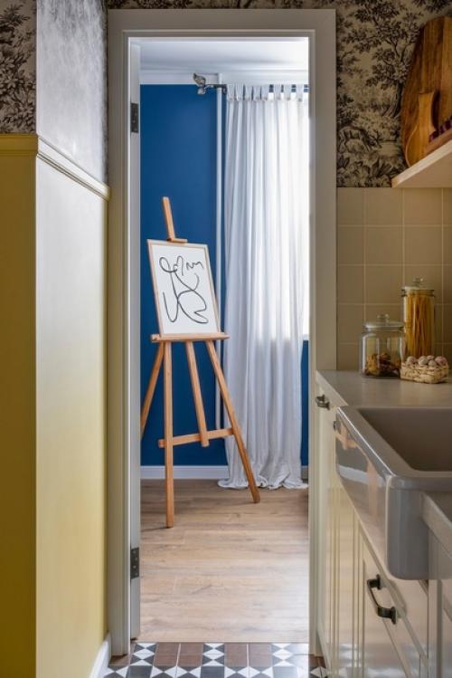 Небольшая двухкомнатная квартира с кухней в коридоре. 06