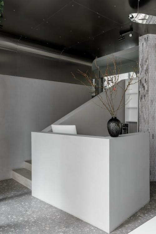 Этот интерьер построен на ощущениях - чистоте, свете и внутреннем спокойствии. 04