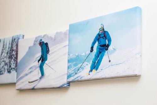 На новоселье Сергею подарила холсты.  