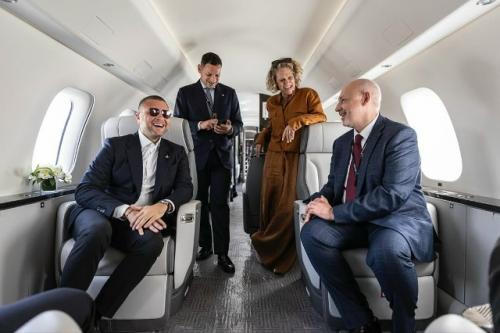 В ноябре 2025 года Elie Saab заключил соглашение с Bombardier о разработке интерьеров для роскошного частного самолёта Global 8000. 06