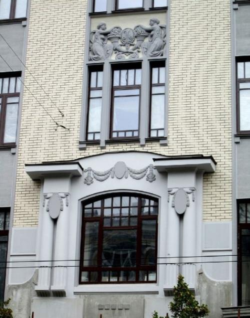 В 1911 году усадьбу по улице саксаганского, 34 купил киевский купец 1-й гильдии э. а. Манов. 01