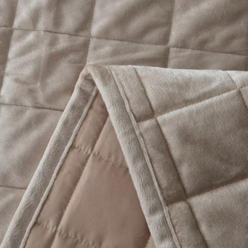 Велюровое покрывало - прекрасное дополнение интерьера спальни или гостиной, которое внесёт в пространство особую энергетику домашнего уюта. 06