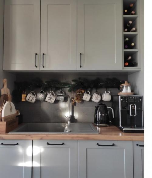 Очень уютная и вкусная серая кухня - гостиная в интерьере дома Илоны. 05