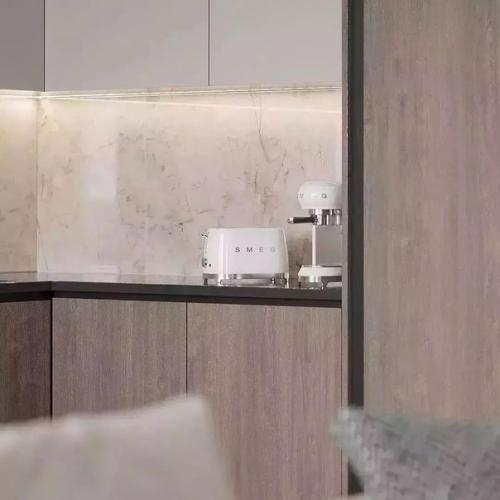 В интерьере этой кухни - гостиной тёплые спокойные тона, чёткие линии отделки и мебели. 04