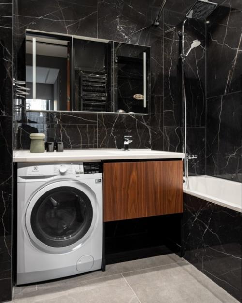 В ритме мегаполиса: графичный интерьер квартиры с восемью окнами. 05