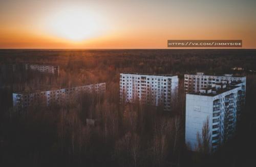 16-Ти этажки по героев Сталинграда Припяти, дома номер 9 и 12 соответственно, стоят друг напротив друга - через улицу. 09