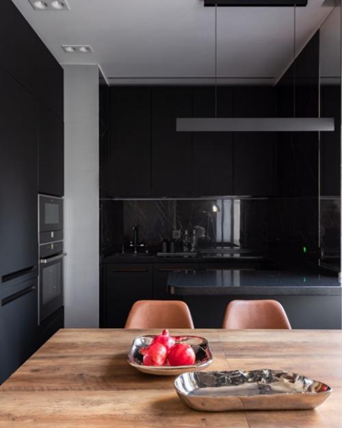 В ритме мегаполиса: графичный интерьер квартиры с восемью окнами. 02