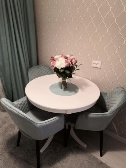 Дизайн светлой кухни достаточно простой в реализации и симпатично смотрится в сочетании многих интерьеров. 02