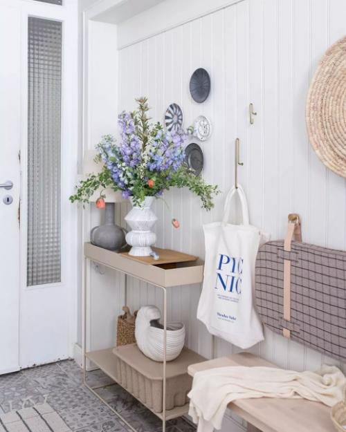 Этот светлый скандинавский дом привлекает внимание своим нежным и красиво оформленным стильным декором. 01