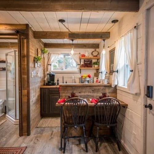 Небольшой двухэтажный домик с состаренными красными досками на фасаде в в городе уэйко, техас. 02