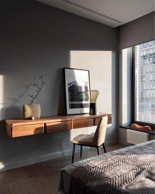 В ритме мегаполиса: графичный интерьер квартиры с восемью окнами. 04