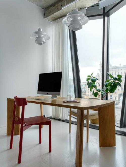 Этот офис - не просто рабочее пространство, а визуальное продолжение философии студии. 05