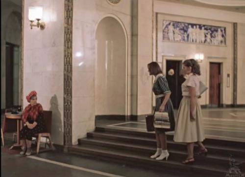 - Здрасьте.  - Здравствуйте.  - Мы к Тихомировым! 01