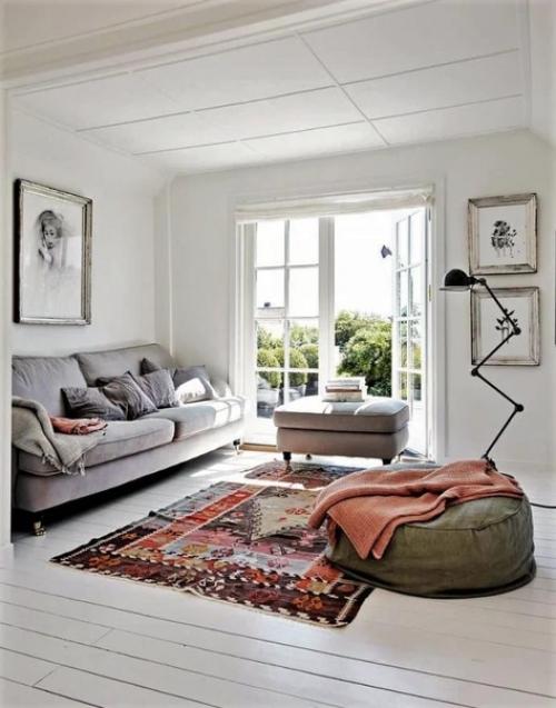 Женщина своими силами отремонтировала старую дачу, которая досталась ей от родителей. 05