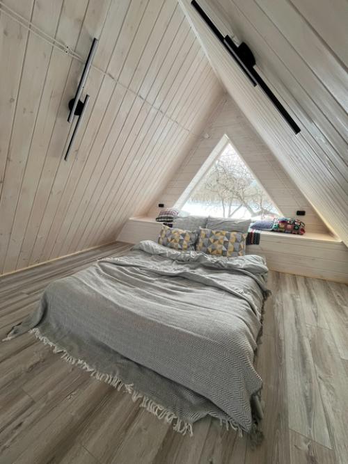 A - Frame дом, словно драгоценный кристалл, вписанный в ландшафт, притягивает взгляд своей необычной формой. 04