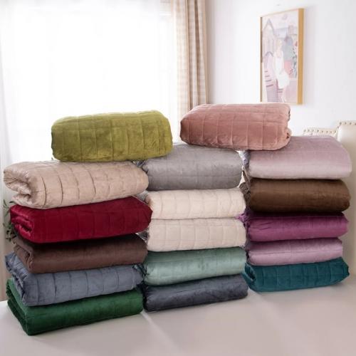 Велюровое покрывало - прекрасное дополнение интерьера спальни или гостиной, которое внесёт в пространство особую энергетику домашнего уюта. 08