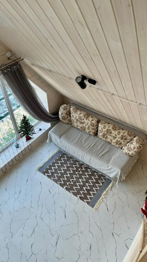 A - Frame дом, словно драгоценный кристалл, вписанный в ландшафт, притягивает взгляд своей необычной формой. 03