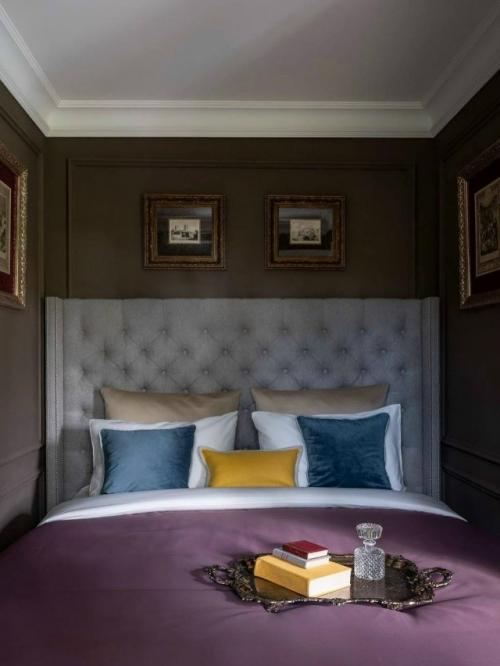 Эта двухкомнатная квартира в обычной московской хрущевке находится. 06