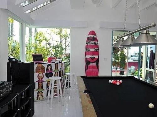 К 50-летию Барби дизайнер Джонатан Адлер создал дом Барби (Malibu Dream House) в натуральную величину, расположенный в малибу с видом на океан. 03