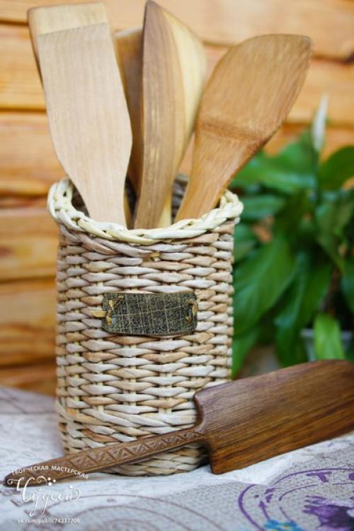 Плетёные корзины в интерьере кухни многие хозяйки ломают головы над тем, как и где хранить овощи и фрукты. 08