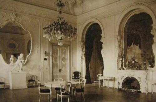 Поехали прогуляться в стрельну и решили заехать одним глазочком посмотреть на заброшенную михайловскую дачу. 04