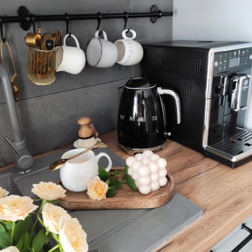 Очень уютная и вкусная серая кухня - гостиная в интерьере дома Илоны. 03