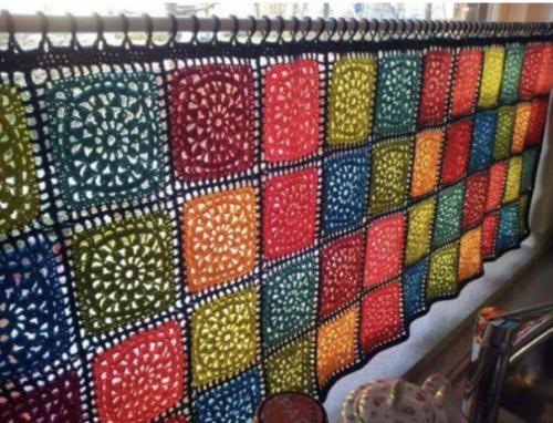 Вязаные шторы в интерьере. 04