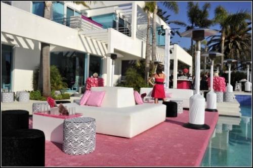 К 50-летию Барби дизайнер Джонатан Адлер создал дом Барби (Malibu Dream House) в натуральную величину, расположенный в малибу с видом на океан. 01