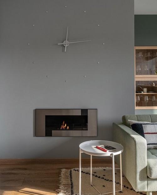 Интерьер этой квартиры в тихом центре Москвы интересен не только эстетическими решениями, но и планировкой со спальней - кладовой. 01