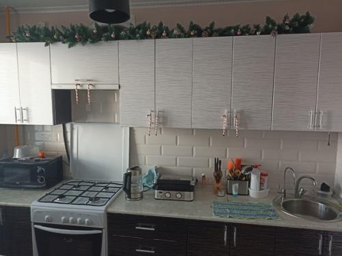 Уютная однокомнатная, в которой живут два человека, новогодняя версия. 03