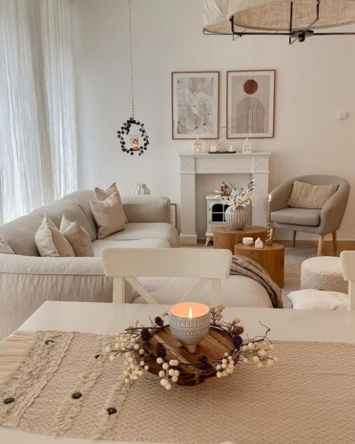 Небольшого размера гостиная, объединённая с обеденной зоной и наполненная всевозможном декором. 01