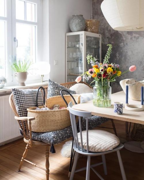 Этот светлый скандинавский дом привлекает внимание своим нежным и красиво оформленным стильным декором. 07