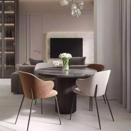 В интерьере этой кухни - гостиной тёплые спокойные тона, чёткие линии отделки и мебели. 05