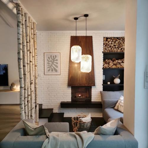 Использовать настоящие стволы березы в интерьере гостиной - это гениально, красиво и очень по-русски! 03