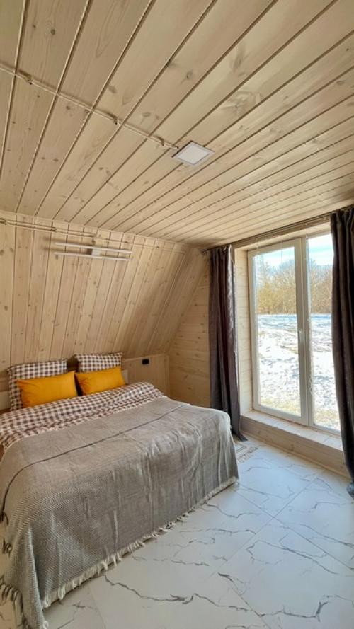 A - Frame дом, словно драгоценный кристалл, вписанный в ландшафт, притягивает взгляд своей необычной формой. 05