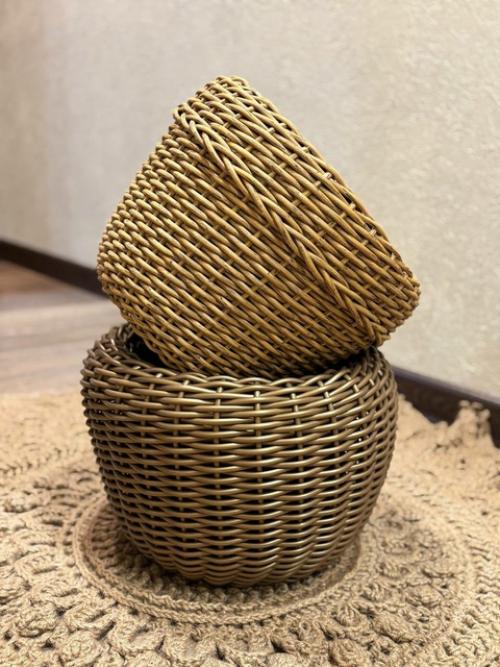 Кашпо из ротанга - это стильный и практичный аксессуар для украшения интерьера или сада. 04