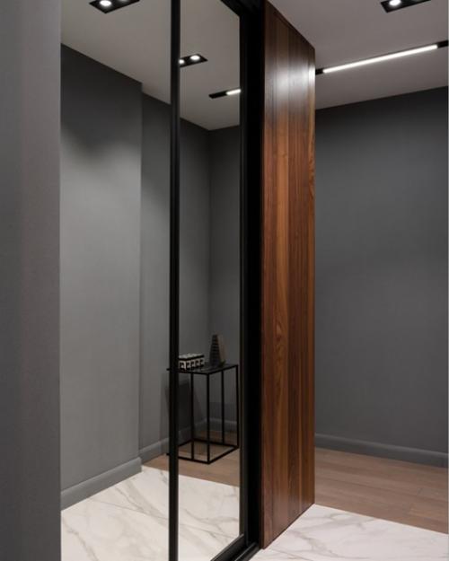 В ритме мегаполиса: графичный интерьер квартиры с восемью окнами. 07