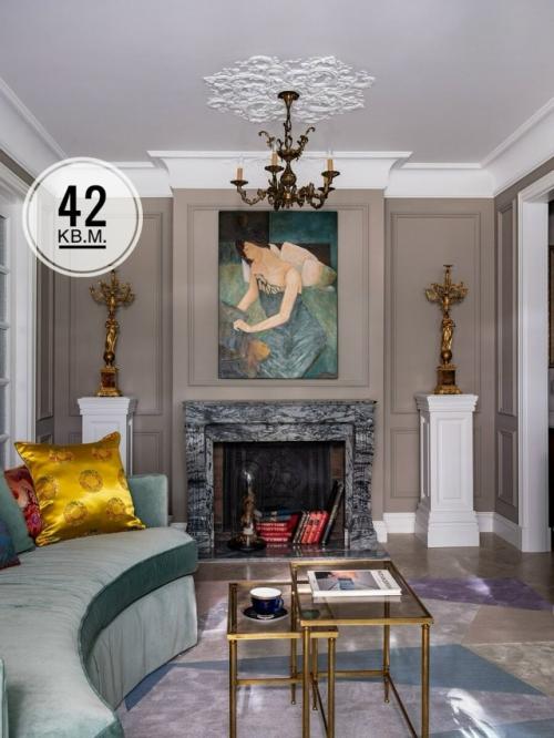 Эта двухкомнатная квартира в обычной московской хрущевке находится.