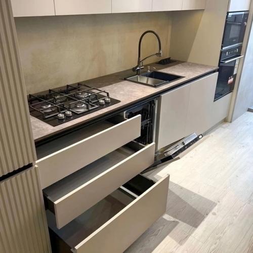 У нас тут роскошная кухня в оттенке кофе с молоком! 01