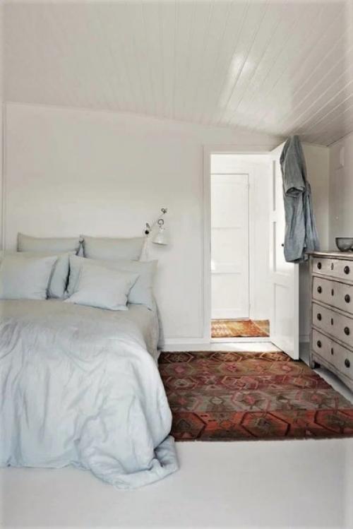 Женщина своими силами отремонтировала старую дачу, которая досталась ей от родителей. 06