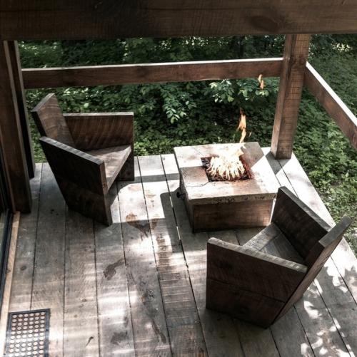 Это пара небольших домиков Ela и Otium из грузовых контейнеров, установленных на поляне в лесу. 04