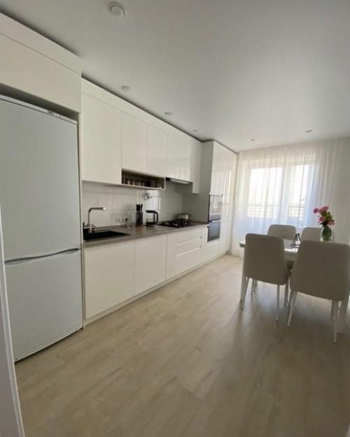 Дизайн квартиры получился спокойным без вырвиглазных красок. 02