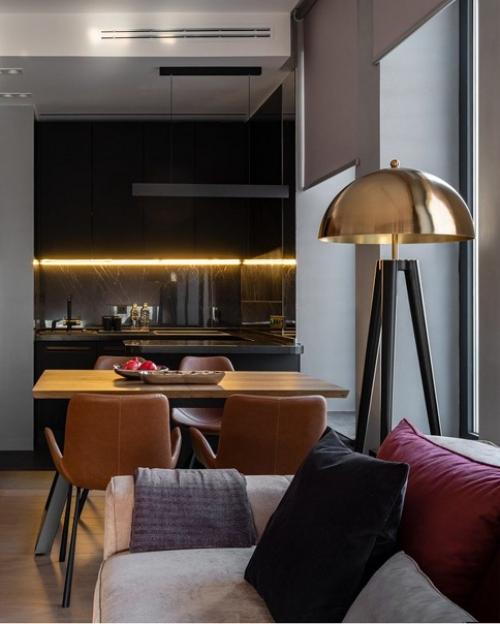 В ритме мегаполиса: графичный интерьер квартиры с восемью окнами. 01