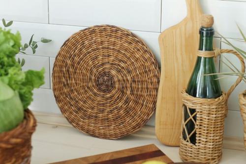 Плетёные корзины в интерьере кухни многие хозяйки ломают головы над тем, как и где хранить овощи и фрукты. 04