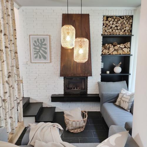 Использовать настоящие стволы березы в интерьере гостиной - это гениально, красиво и очень по-русски! 01