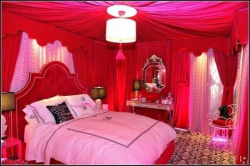 К 50-летию Барби дизайнер Джонатан Адлер создал дом Барби (Malibu Dream House) в натуральную величину, расположенный в малибу с видом на океан. 05