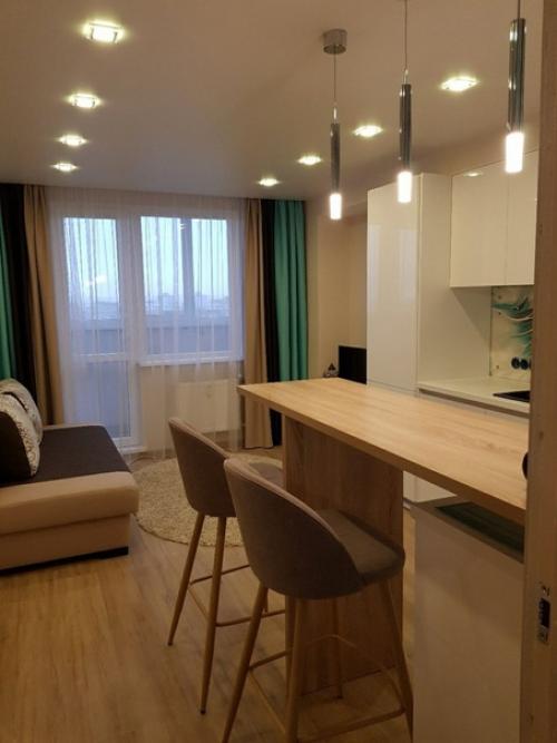 Кухня - гостиная.  Интересное оформление стены тем же рисунком, что и фартук. 01