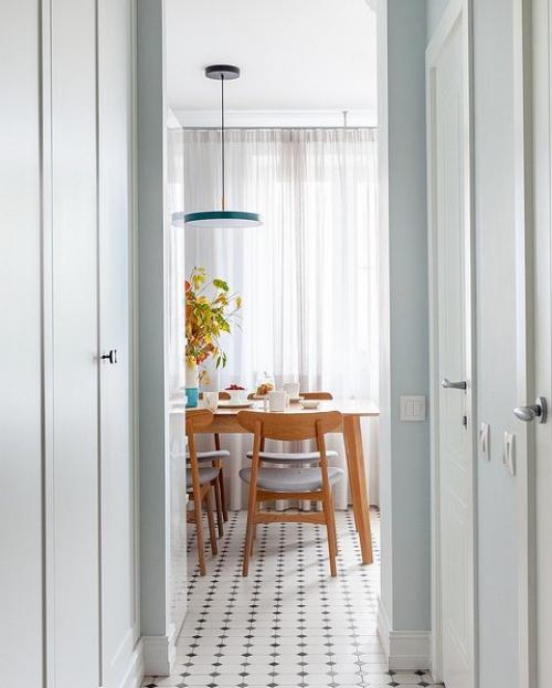 Владельцы квартиры общей площадью 74 квадратных метра - семья из трех человек. 01